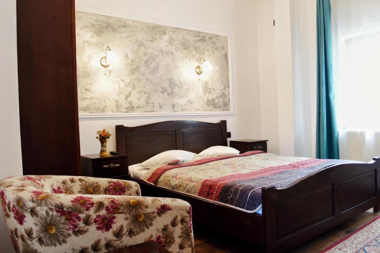 Pensiunea Casa Rica Călimăneşti Екстериор снимка