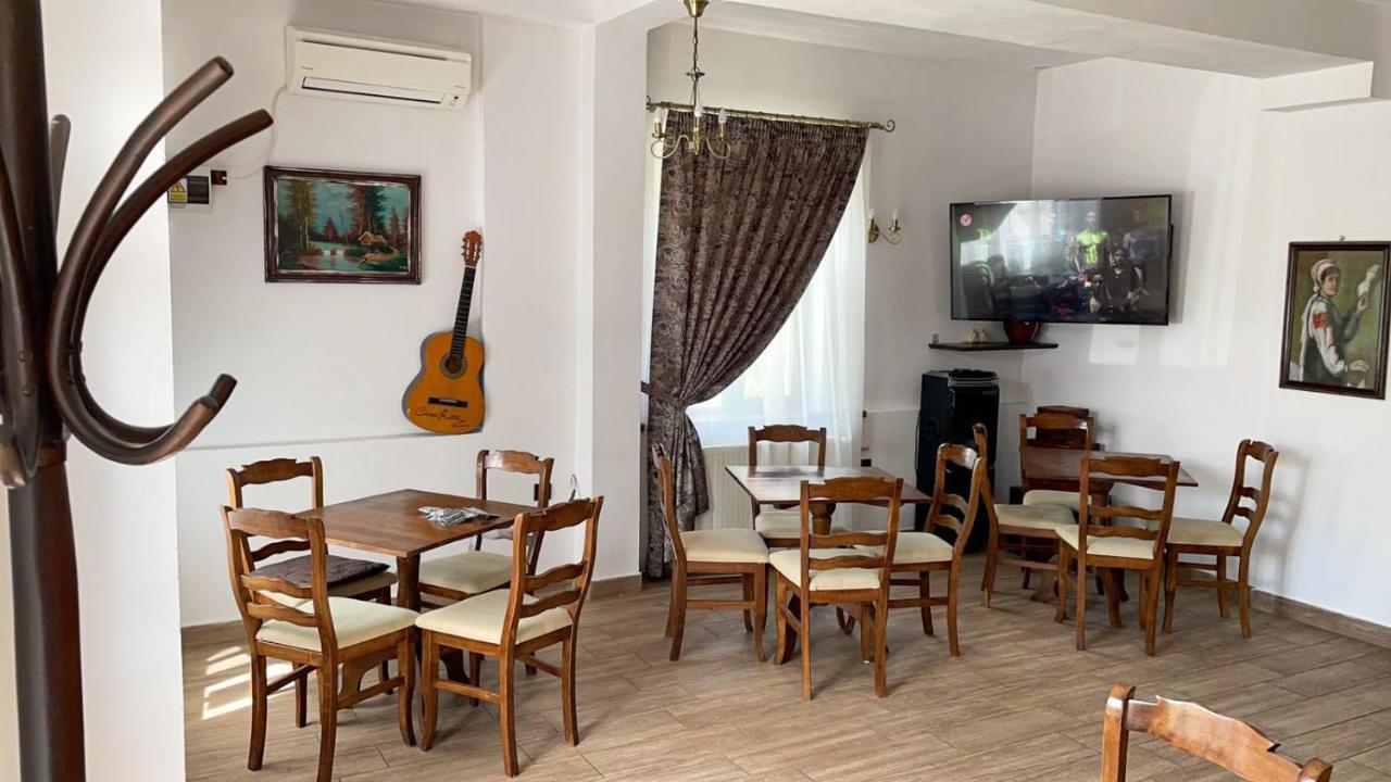Pensiunea Casa Rica Călimăneşti Екстериор снимка