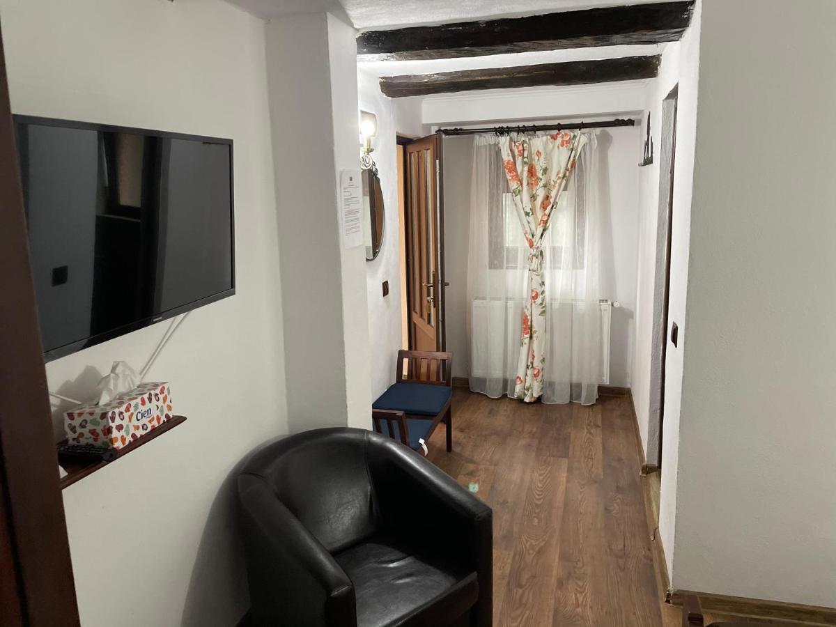 Pensiunea Casa Rica Călimăneşti Екстериор снимка