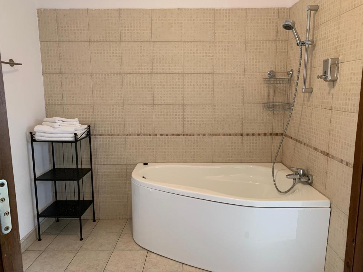 Pensiunea Casa Rica Călimăneşti Екстериор снимка